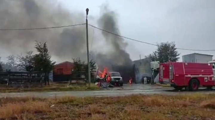 Incendio con destrucción total y una mujer con quemaduras en una mano