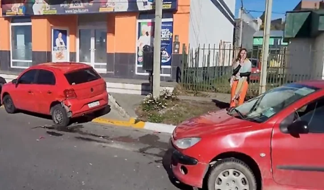 Conductor choco un vehiculo estacionado y dijo que se descompenso