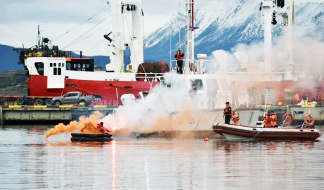 Simulacro de rescate en la Bahia de Ushuaia