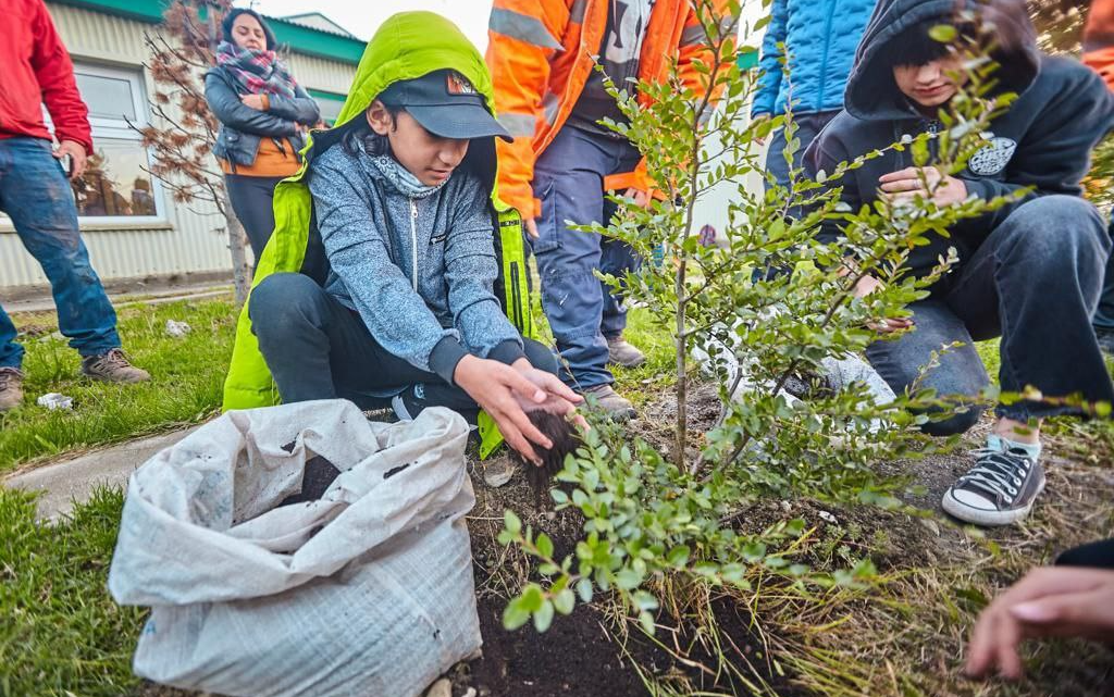LA MUNICIPALIDAD DE USHUAIA REALIZÓ UNA JORNADA DE CONCIENTIZACIÓN AMBIENTAL Y PLANTACIÓN DE ÁRBOLES