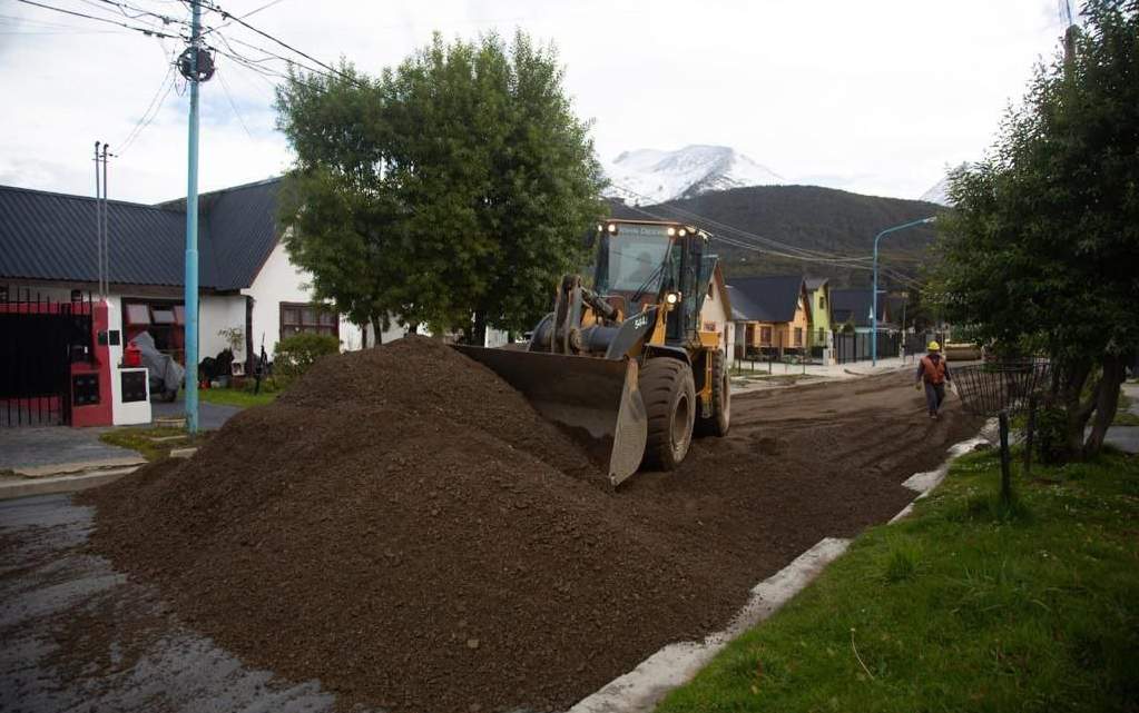 PLAN DE OBRAS DE LA MUNICIPALIDAD DE USHUAIA: CONTINÚAN LOS TRABAJOS EN CALLE DEL CIELO