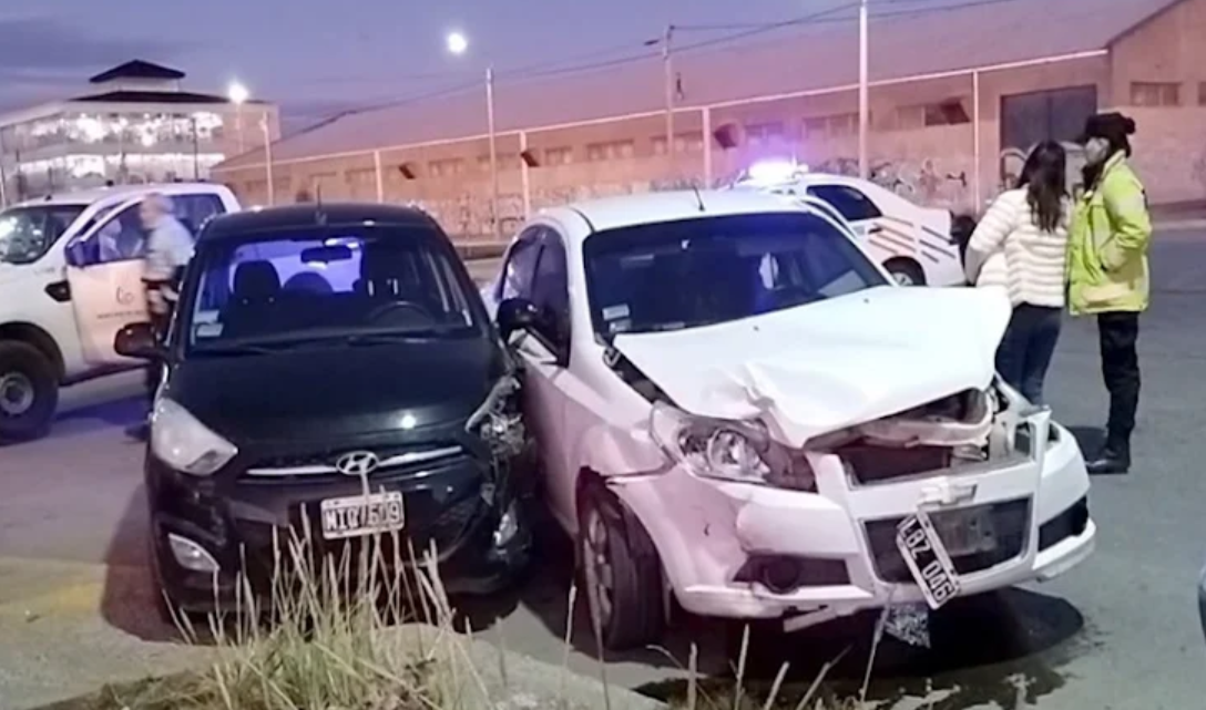 Dos choques tres autos y una moto involucrados, dos lesionados Dos choques tres autos y una moto involucrados, dos lesionados