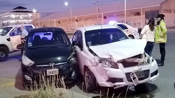 Dos choques tres autos y una moto involucrados, dos lesionados