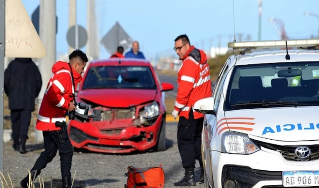 Choque de un movil policial, con una mujer lesionada