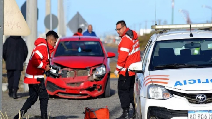 Choque de un movil policial, con una mujer lesionada