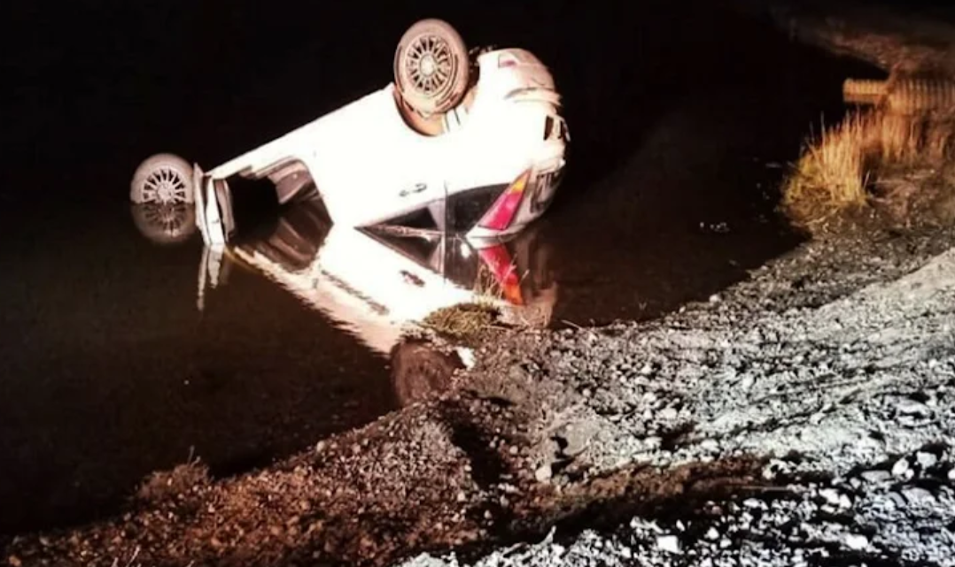 Vehiculo con cinco ocupantes, despiste, vuelco y caída a la laguna Vehiculo con cinco ocupantes, despiste, vuelco y caída a la laguna