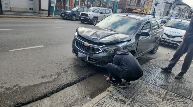 Choque entre un taxi y un furgón turístico Choque entre un taxi y un furgón turístico