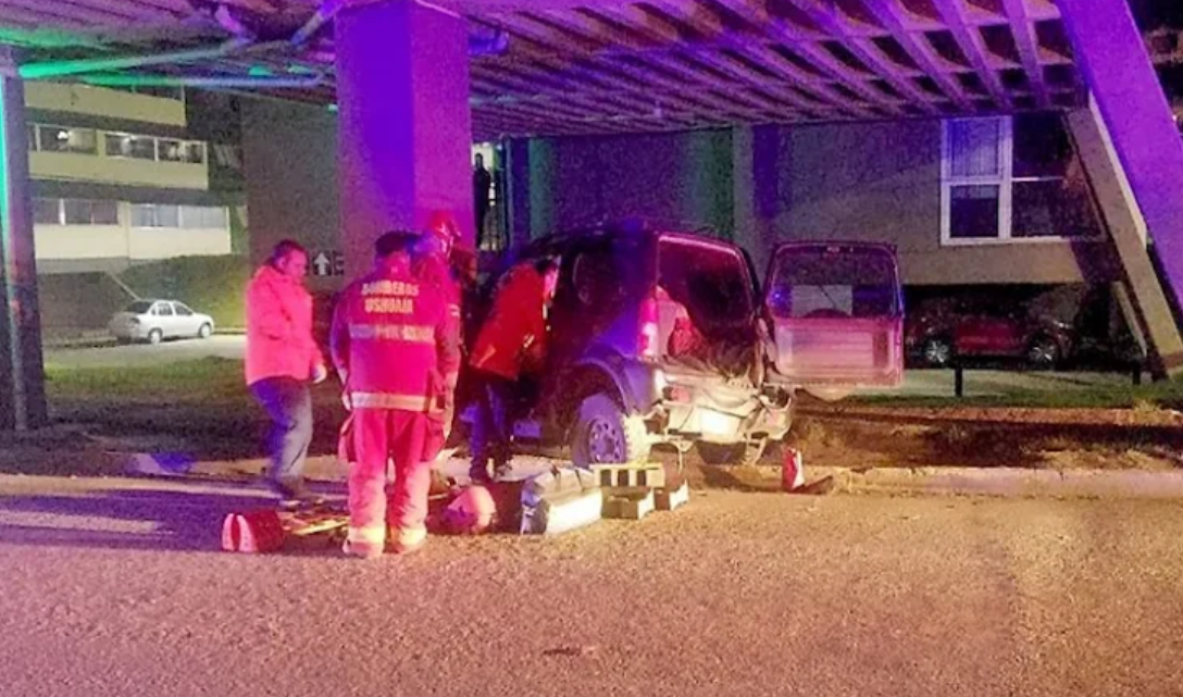 Conductor lesionado al chocar en la madrugada contra columna de las 200 viviendas Conductor lesionado al chocar en la madrugada contra columna de las 200 viviendas