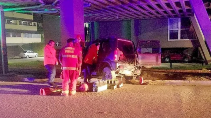 Conductor lesionado al chocar en la madrugada contra columna de las 200 viviendas