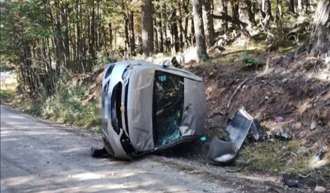 Volcaron en la Ruta J, dejaron el auto y se fueron a un restaurant