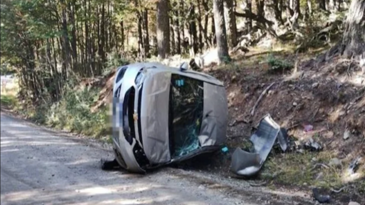 Volcaron en la Ruta J, dejaron el auto y se fueron a un restaurant