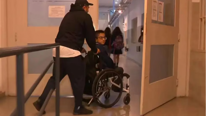 Tomás, el cordobés con huesos de cristal, volvió a la escuela después de un año con un glorioso regalo