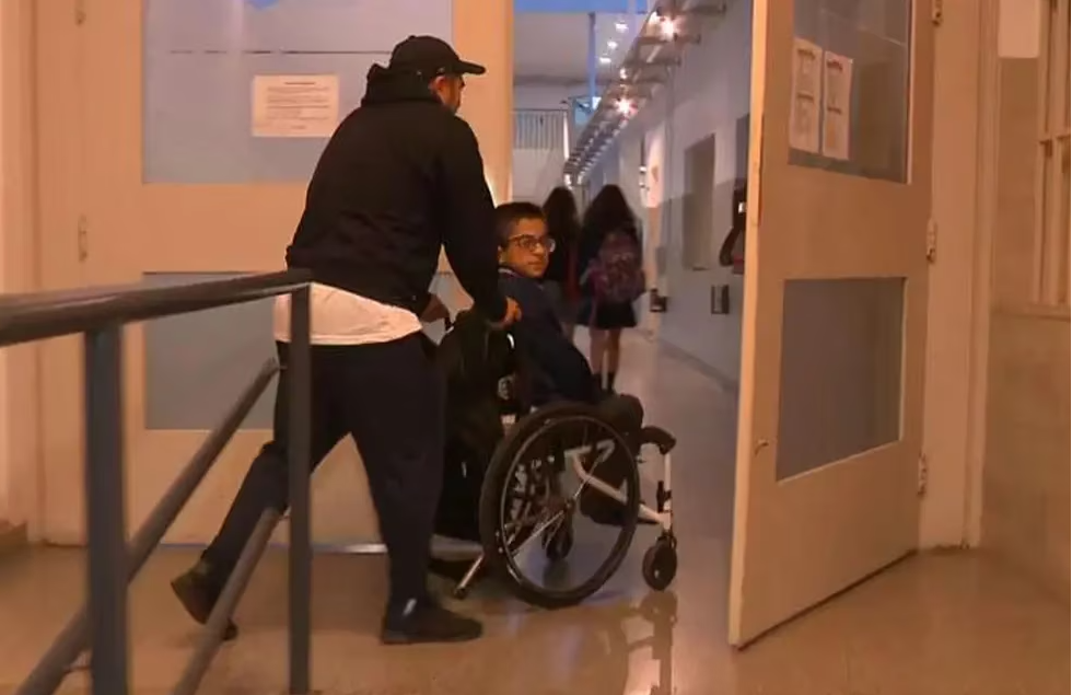 Tomás, el cordobés con huesos de cristal, volvió a la escuela después de un año con un glorioso regalo