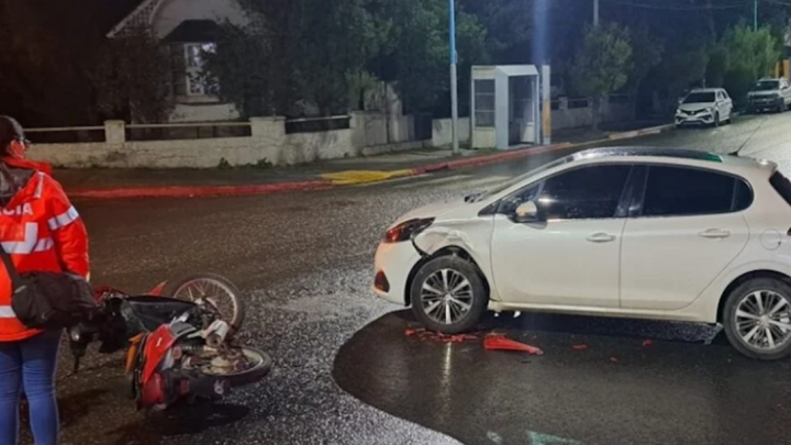 Choque en Magallanes y Rivadavia con un motociclista lesionado