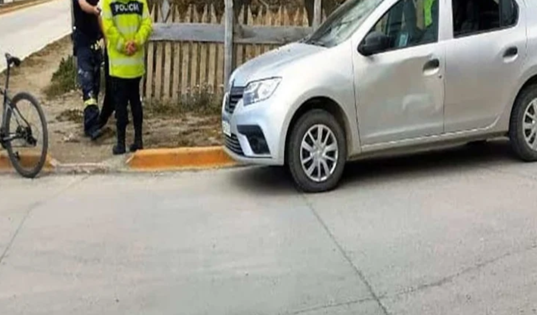 Ciclista lesionado, luego de chocar contra un taxi