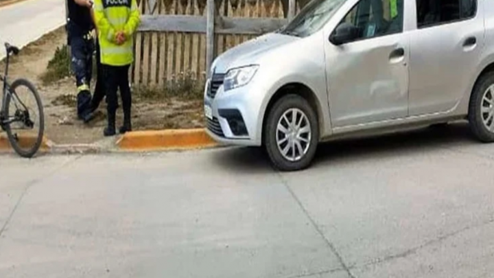 Ciclista lesionado, luego de chocar contra un taxi