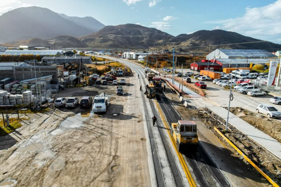 EL MUNICIPIO DE USHUAIA Y VIALIDAD NACIONAL TRABAJAN EN EL MEJORAMIENTO DEL INGRESO A LA CIUDAD EL MUNICIPIO DE USHUAIA Y VIALIDAD NACIONAL TRABAJAN EN EL MEJORAMIENTO DEL INGRESO A LA CIUDAD