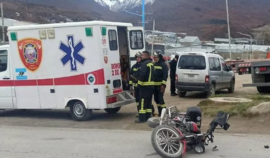 Choque y motociclista lesionado en Ushuaia Choque y motociclista lesionado en Ushuaia