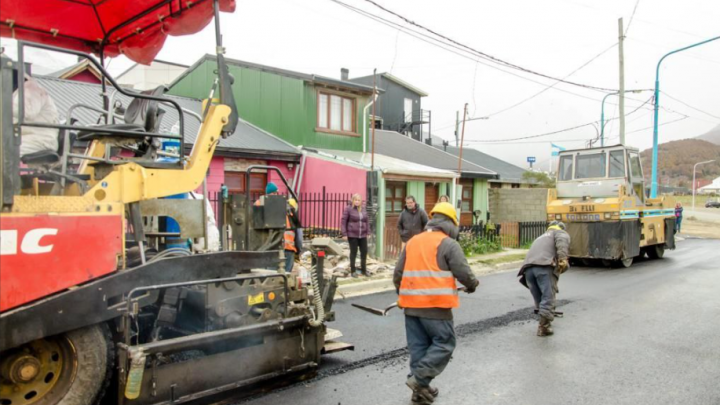 INICIARON LOS TRABAJOS DE PAVIMENTACIÓN EN EL BARRIO DE GENDARMERÍA EN LAS 640 VIVIENDAS