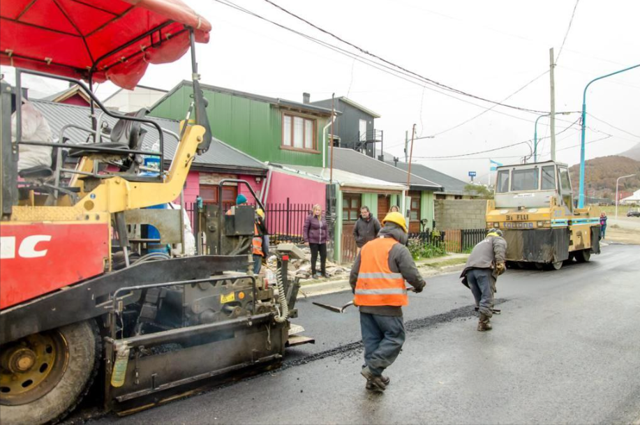 INICIARON LOS TRABAJOS DE PAVIMENTACIÓN EN EL BARRIO DE GENDARMERÍA EN LAS 640 VIVIENDAS INICIARON LOS TRABAJOS DE PAVIMENTACIÓN EN EL BARRIO DE GENDARMERÍA EN LAS 640 VIVIENDAS