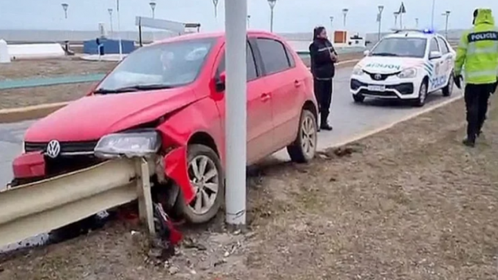 Choco contra un guardarrail y dejo el auto abandonado