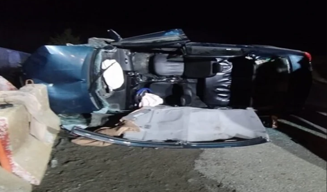 Vuelco de taxi camino al Glaciar Martial, dos lesionados Vuelco de taxi camino al Glaciar Martial, dos lesionados