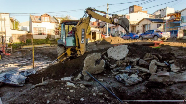 COLOCAN HORMIGÓN EN EL PLAYÓN DEPORTIVO MUNICIPAL QUE SE CONSTRUYE EN EL BARRIO SAN VICENTE DE USHUAIA