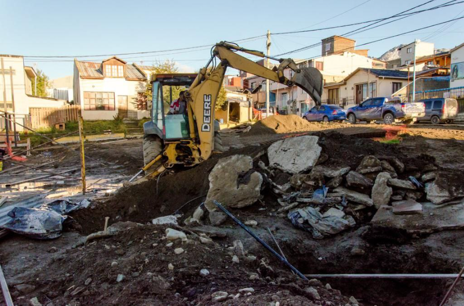 COLOCAN HORMIGÓN EN EL PLAYÓN DEPORTIVO MUNICIPAL QUE SE CONSTRUYE EN EL BARRIO SAN VICENTE DE USHUAIA