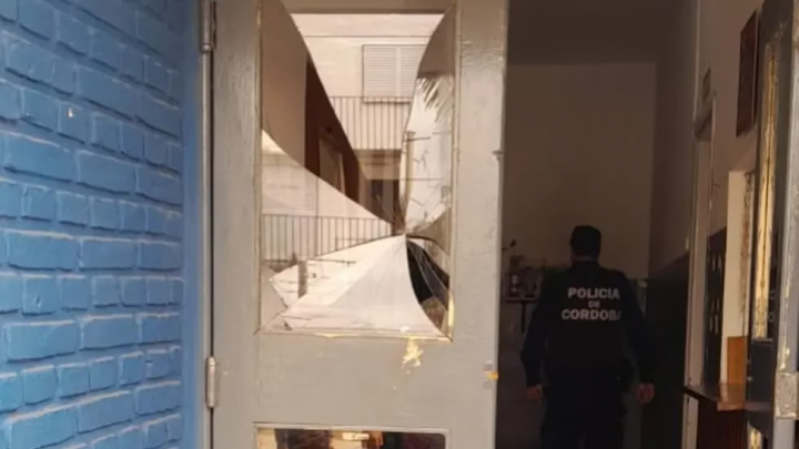 Insólito en Córdoba: entró a la comisaría, pidió que lo detengan y ante la negativa, destrozó la puerta