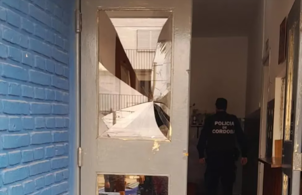 Insólito en Córdoba: entró a la comisaría, pidió que lo detengan y ante la negativa, destrozó la puerta