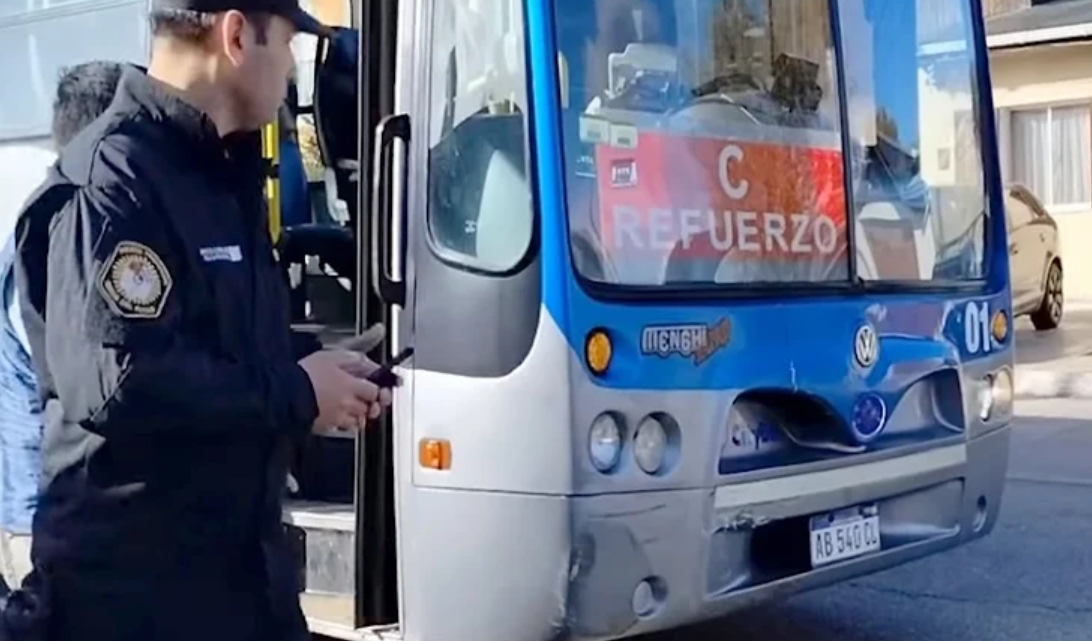 Choque entre colectivo y un remis con dos menores lesionados