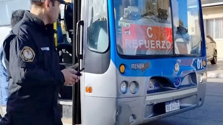 Choque entre colectivo y un remis con dos menores lesionados