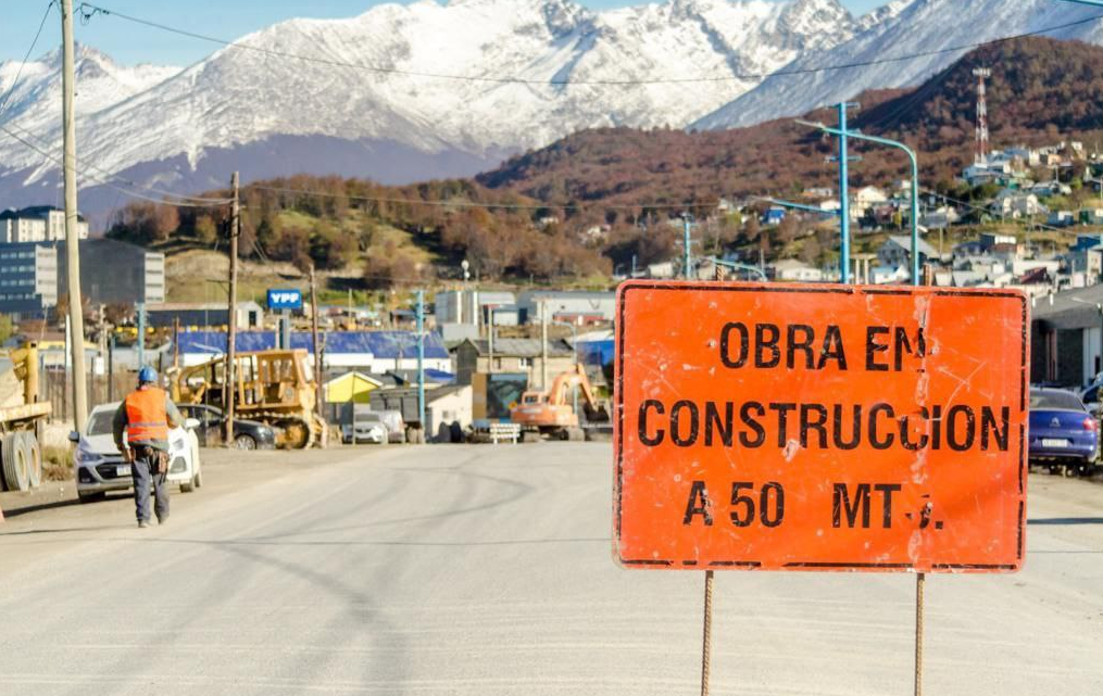 TRABAJAN EN EL EMPALME DEL PUENTE DE LA AVENIDA PERITO MORENO Y SE PAVIMENTARÁ DURANTE EL FIN DE SEMANA TRABAJAN EN EL EMPALME DEL PUENTE DE LA AVENIDA PERITO MORENO Y SE PAVIMENTARÁ DURANTE EL FIN DE SEMANA