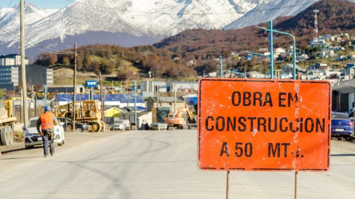 TRABAJAN EN EL EMPALME DEL PUENTE DE LA AVENIDA PERITO MORENO Y SE PAVIMENTARÁ DURANTE EL FIN DE SEMANA