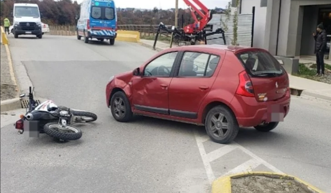 Choque en Ushuaia, con una motociclista lesionada
