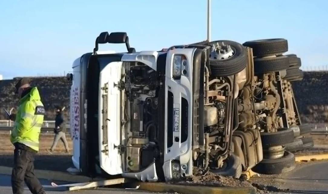 Camion volco en la Ruta 3 y Circunvalacion, chofer resulto lesionado Camion volco en la Ruta 3 y Circunvalacion, chofer resulto lesionado
