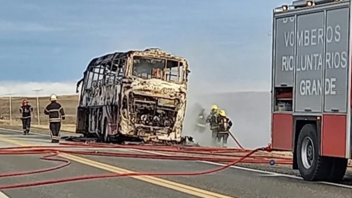 Se incendio un colectivo en la Ruta 3, sin lesionados