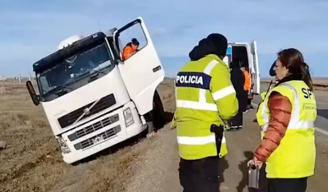 Camionero borracho, choco varios rodados y se quedo dormido al costado de la ruta