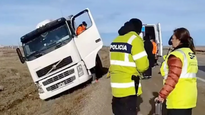 Camionero borracho, choco varios rodados y se quedo dormido al costado de la ruta
