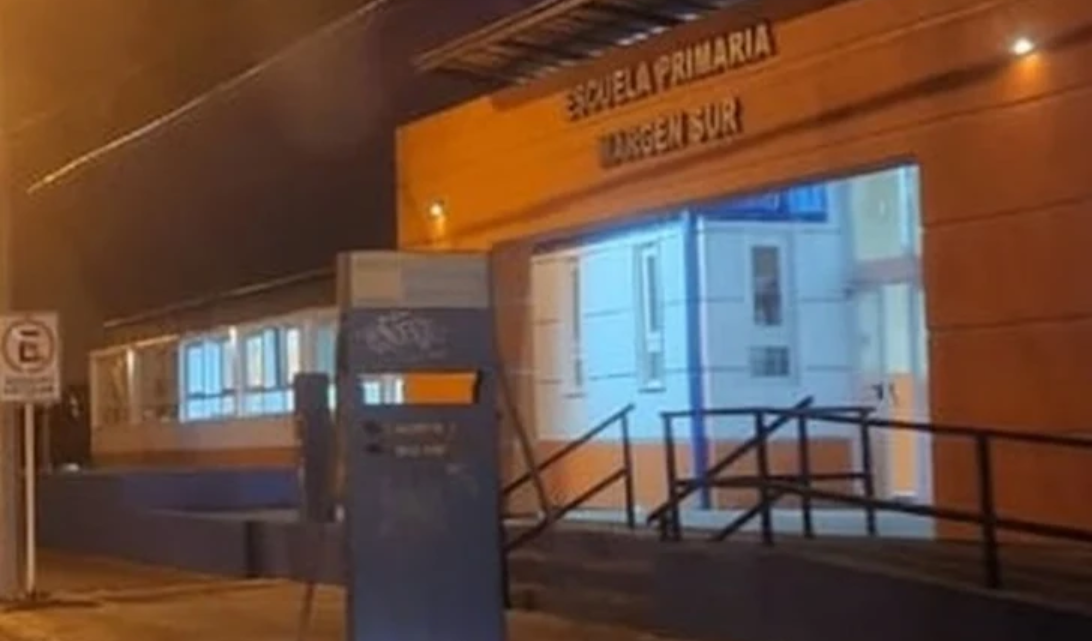 Violento intento de asalto en la puerta de una escuela a una mujer Violento intento de asalto en la puerta de una escuela a una mujer