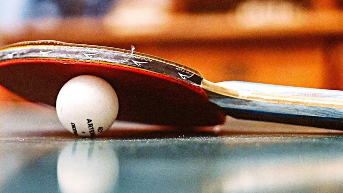 Murió un hombre mientras exploraba su inusual fetiche sexual con una pelota de ping pong: “Encima de la cama”