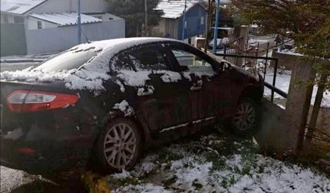 Despiste y choque contra un cerco en Ushuaia