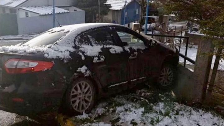 Despiste y choque contra un cerco en Ushuaia