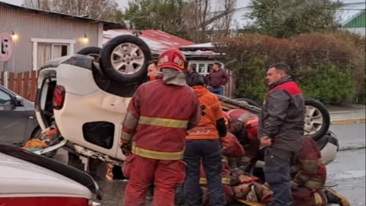 Choque y vuelco en calle Kuanip, conductora lesionada