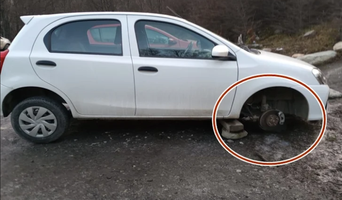 Robo de cubiertas en el estacionamiento de Laguna Esmeralda