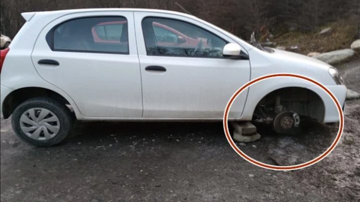 Robo de cubiertas en el estacionamiento de Laguna Esmeralda