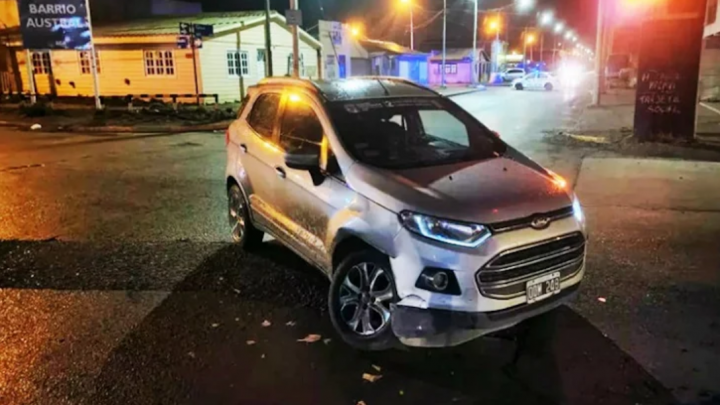 Borracho cruzo en rojo y provoco un choque, fue trasladado al Hospital