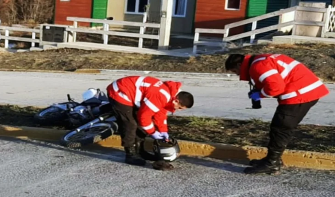 Motociclista lesionado al caerse luego de perder el control por una mala maniobra Motociclista lesionado al caerse luego de perder el control por una mala maniobra