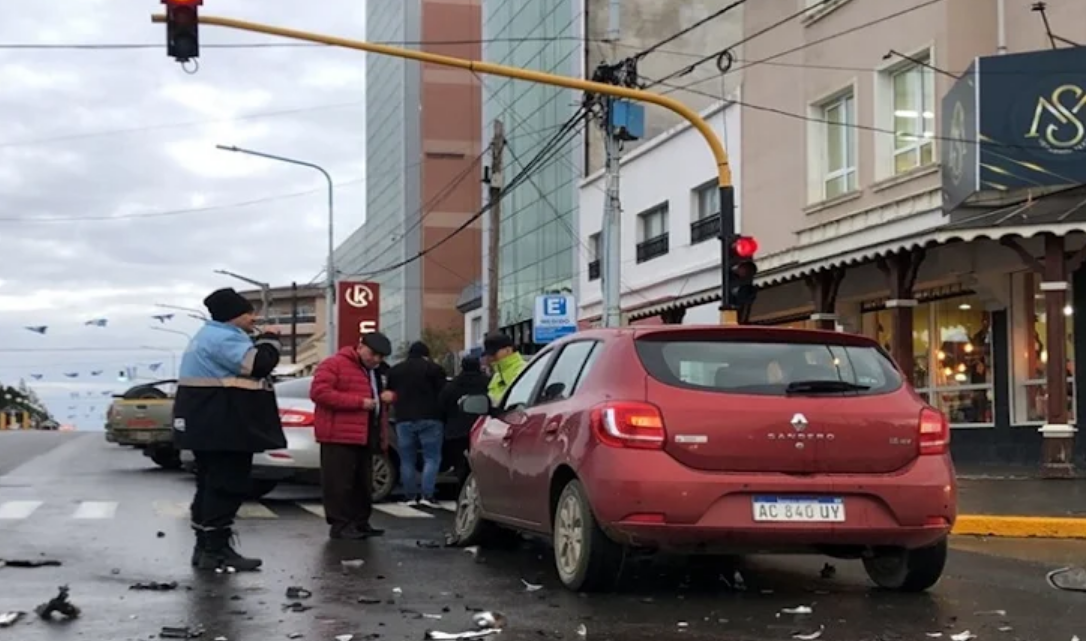Choque sin lesionados, uno de los vehiculos con el seguro vencido Choque sin lesionados, uno de los vehiculos con el seguro vencido