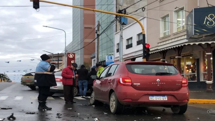 Choque sin lesionados, uno de los vehiculos con el seguro vencido